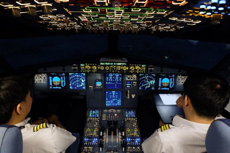 V kokpitu mají piloti výbavu, která jim poskytuje všechny důležité informace – včetně těch o počasí.