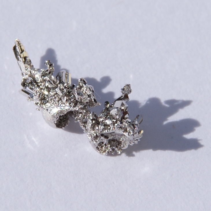 Palladium je součástí tzv. „skupiny platinových kovů“ (kam patří také například platina či rhodium).