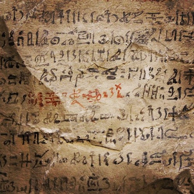 Různé verze příběhu o Sinuhetovi se zachovaly na řadě papyrů.