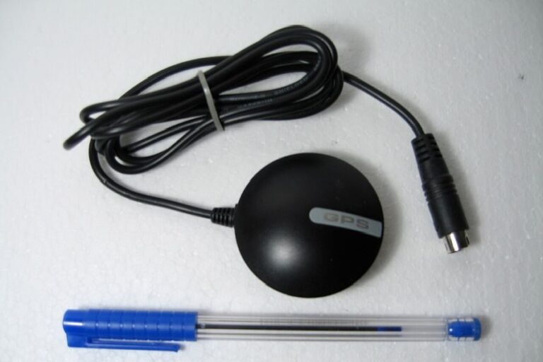 Jednoduchý přijímač GPS, který využívá metod kódového měření s integrovanou anténou, konektorem pro napájení a komunikaci. Foto: DeliDumrul at the English Wikipedia/Creative Commons/Public Domain