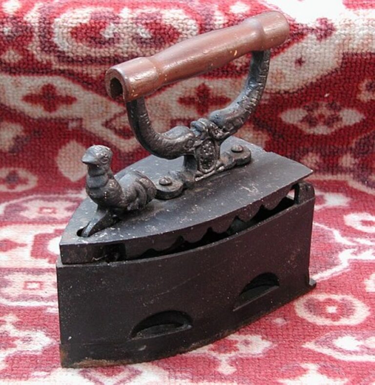 Variantou je i žehlička na dřevěné uhlí. Foto: RobbyBer/Creative Commons/CC BY-SA 3.0