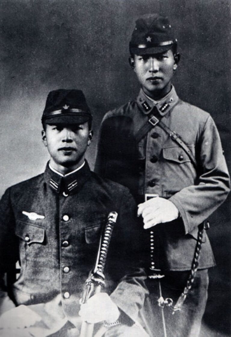 Hiroo Onoda (vpravo) a jeho mladší bratr Shigeo v roce 1944. Foto: Published by Mainichi Shimbun in 1974, 日本語: 投稿者が出典雑誌より取り込み/Creative Commons/Public Domain