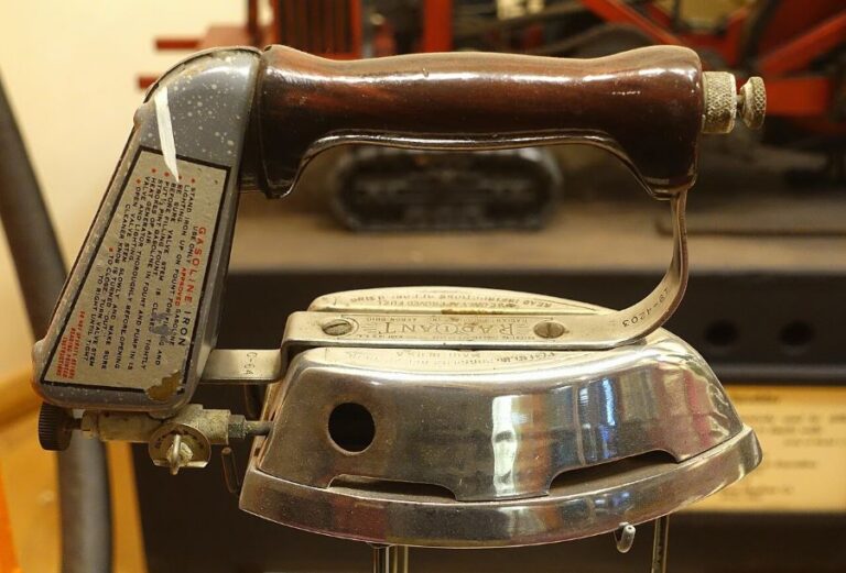 Tato žehlička má přípojku na svítiplyn. Foto: Daderot/Creative Commons/ CC0 1.0