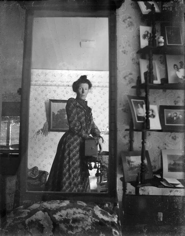 Selfie není žádná novinka. Tahle dáma dělala pokusy se zrcadlem už v roce 1900. Foto: Neznámý autor//Creative Commons/Public Domain