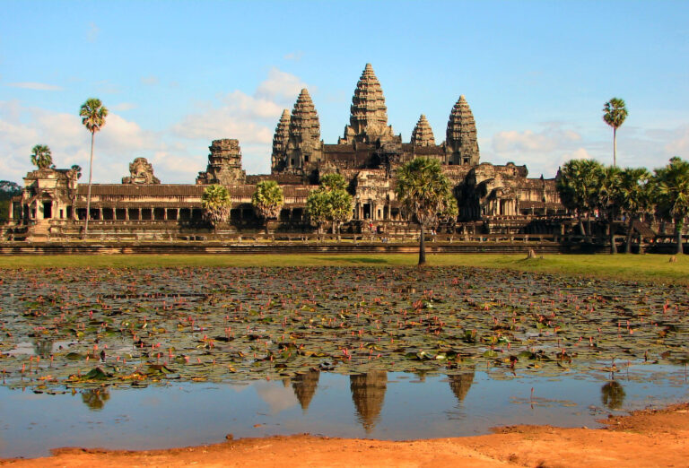 Chrám Angkor Wat byl postaven na počest Višnua.