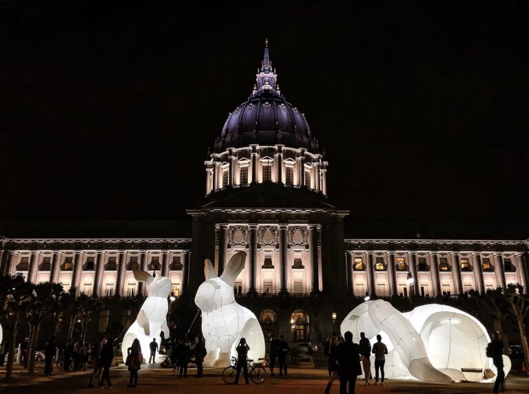Velikonoční zajíci před radnicí v San Franciscu