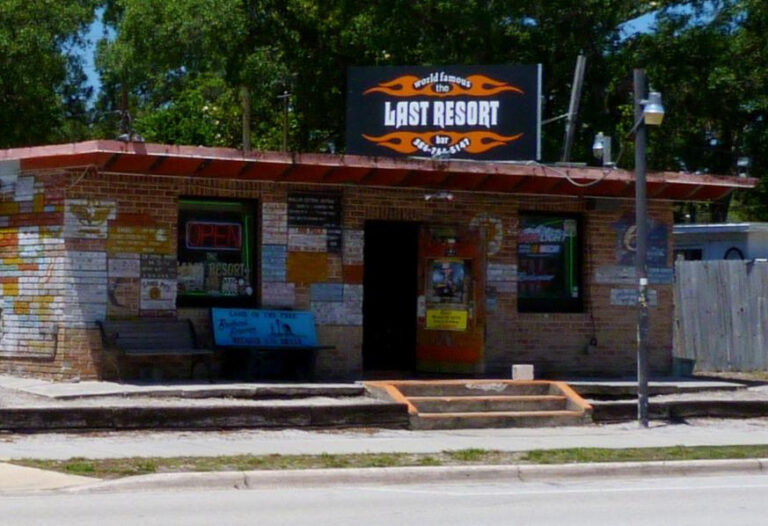 V tomto baru si na ni došlápla policie.