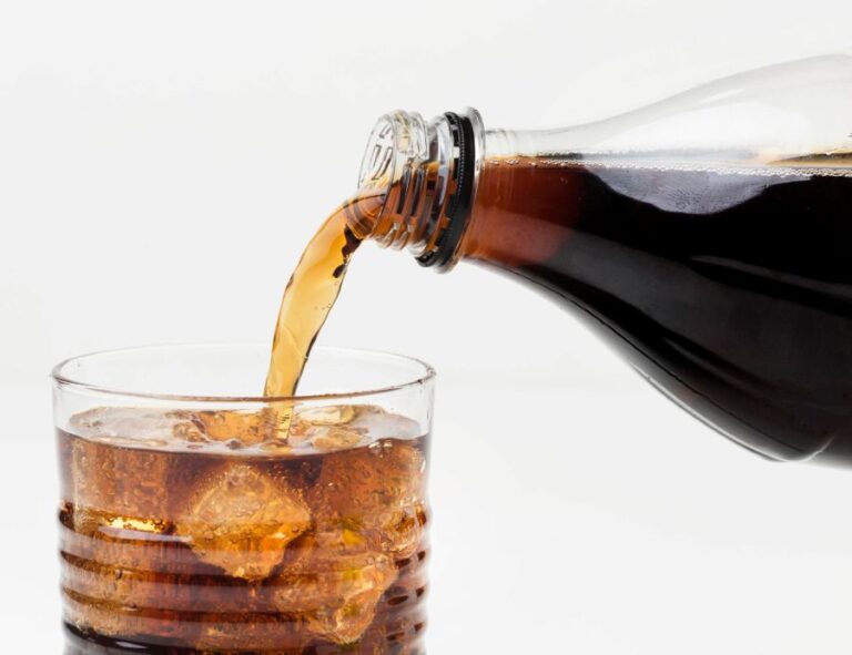 Láhev vychlazené Coca-Coly vždy osvěží. Foto: Freepik