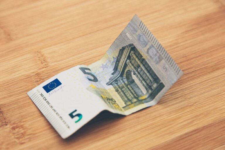 Dnes si bez bankovek neumíme život představit. Foto: Freepik