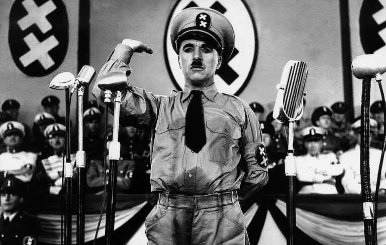 Pozdrav je k vidění v různých variantách – předvádí ho i Charlie Chaplin.