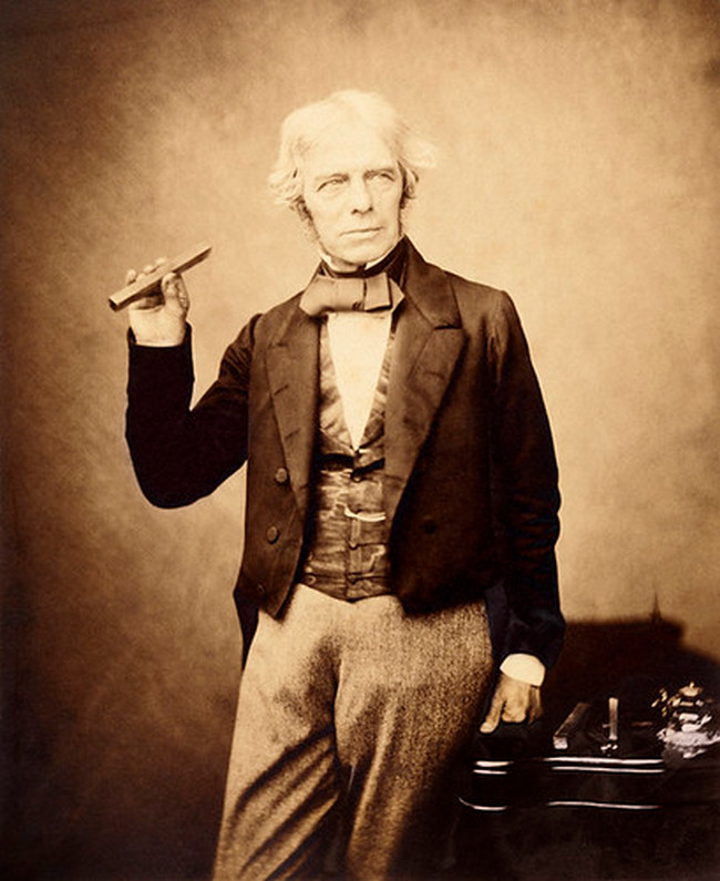 Při veřejných přednáškách si Faraday vypisuje stovky stran poznámek.