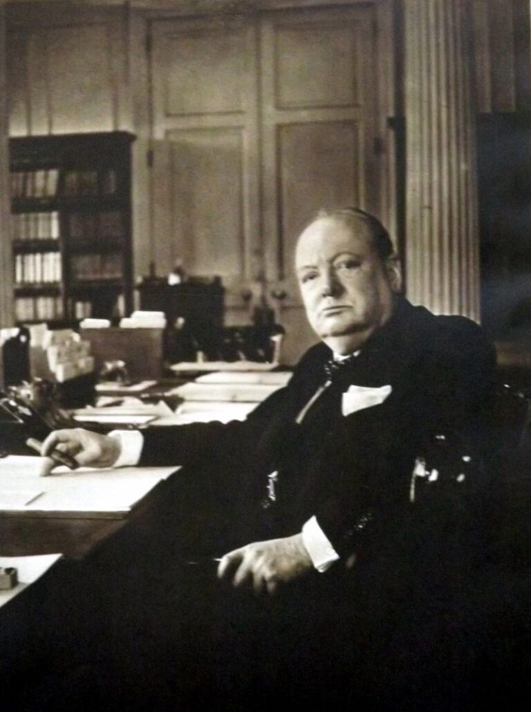 I bez vzdělání obdrží Churchill Nobelovu cenu, za šestisvazkové dílo Druhá světová válka.
