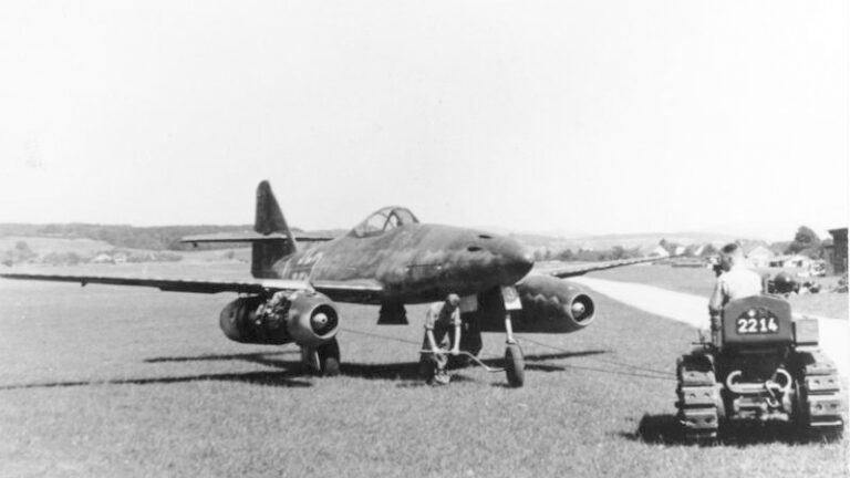 Němci v boji českým novinářům nasadí i nejnovější zbraně: třeba proudovou stíhačku Messerschmitt Me 262.