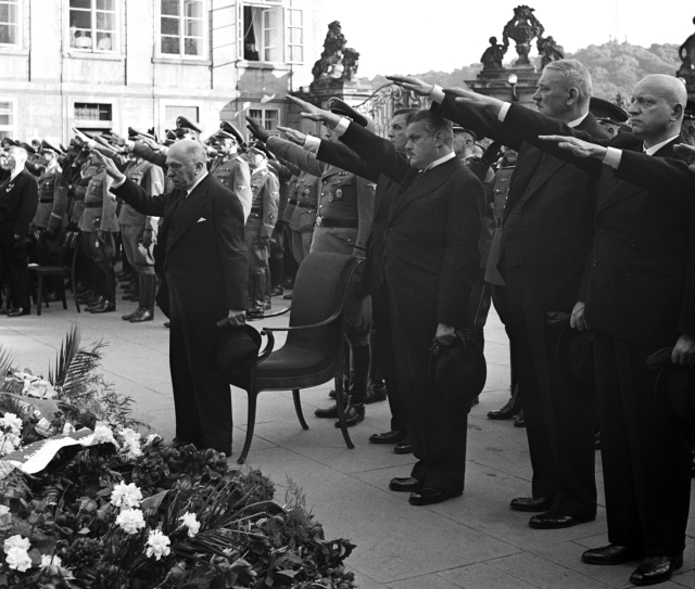 Hácha hajluje na počest zavražděného Reinharda Heydricha.