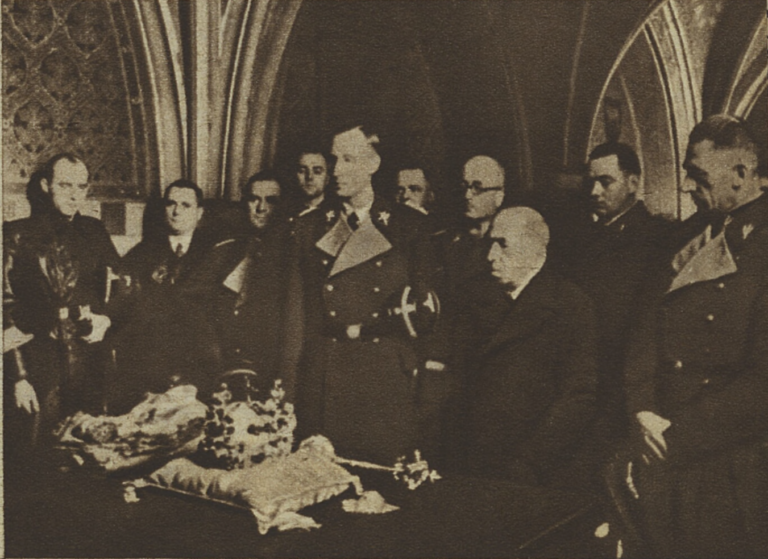 Reinhard Heydrich a prezident Emil Hácha při prohlídce českých korunovačních klenotů