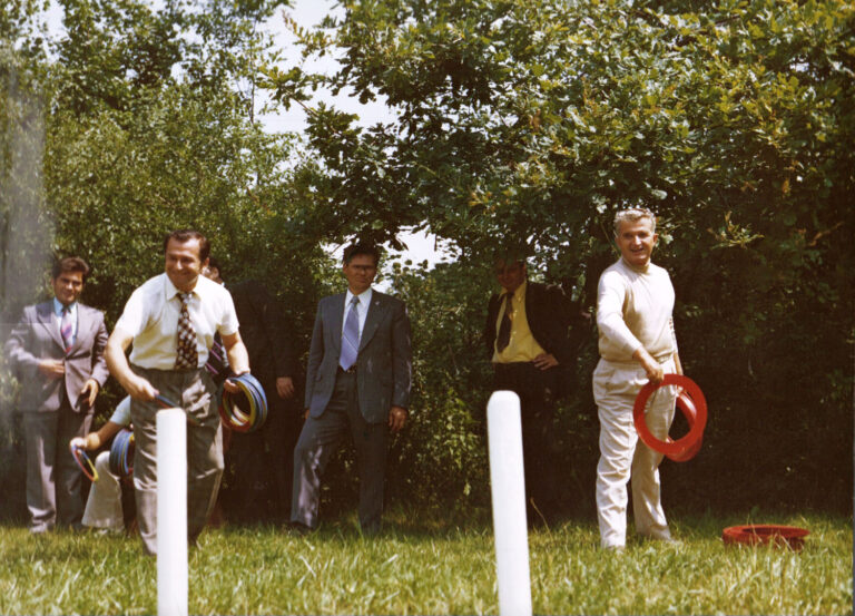 Ceaușescu a jeho budoucí nástupce Ion Iliescu v roce 1976