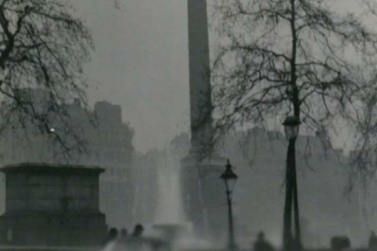 Londýn zahalený smrtícím smogem v prosinci 1952. Hustá směs kouře a mlhy tehdy ochromila město na pět dní a připravila o život tisíce lidí. Foto: N T Stobbs/Creative Commons/CC BY-SA 2.0