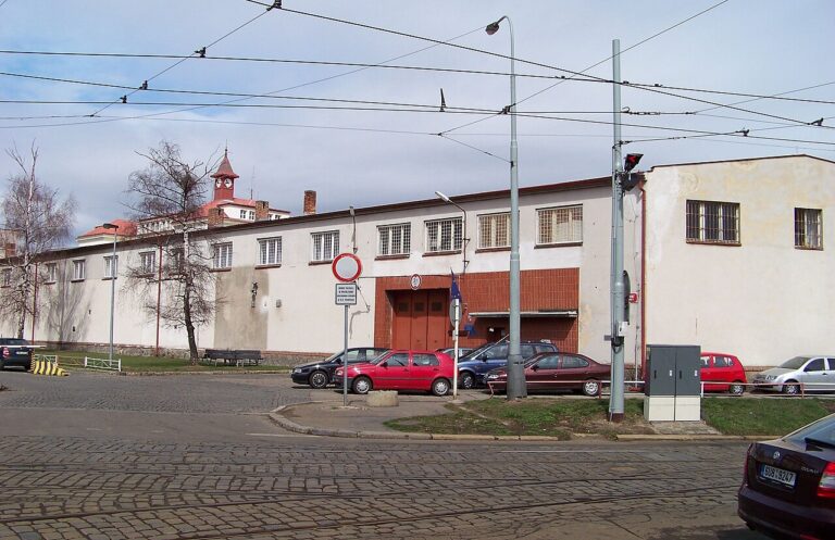 Vchod do věznice je místo, které rozhodne náladu nezvedne