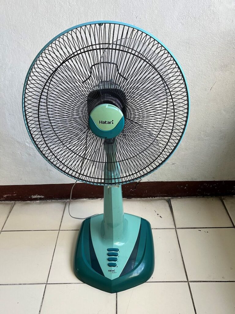 V kanceláři to v létě bez ventilátoru zkrátka nejde. Foto: Peachyo/Creative Commons/CC BY-SA 4.0