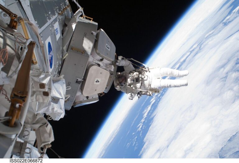 A co ve vesmíru? Podle čeho se řídí astronauti na ISS, aby se domluvili s řídicími středisky? Používají koordinovaný světový čas měřený atomovými hodinami, od roku 1972 označovaný jako UTC.