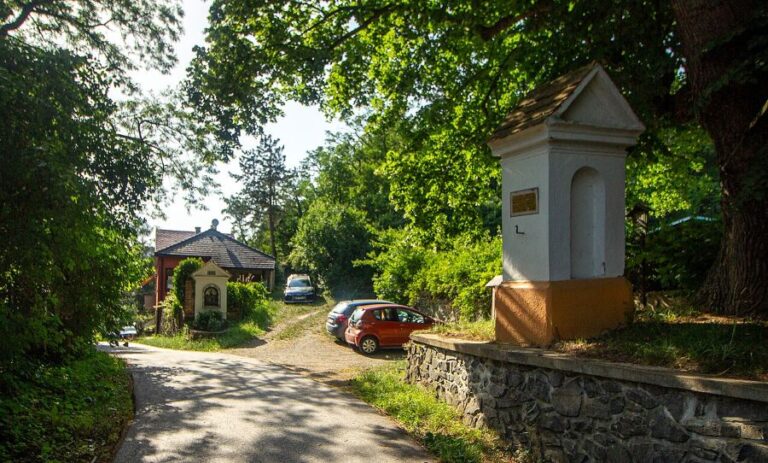 Zbečno, výklenková kaple v místě Břetislavova zavraždění. Foto: VitVit/ Creative Commons/CC BY-SA 4.0