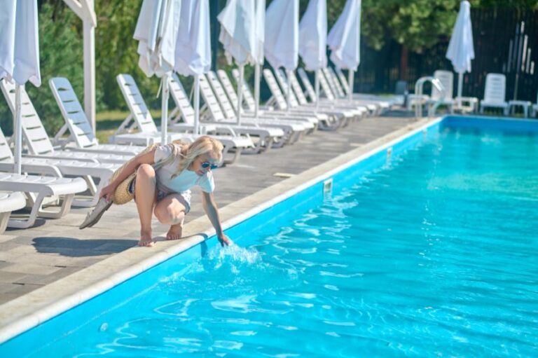 Bazén s lehátky je dnes u hotelů naprostou samozřejmostí. Foto: Magnific