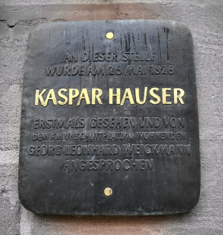 Na místě, kde Kašpara Hausera našli, je dnes umístěna pamětní deska. Foto: Ludmila Zellner Rotbauerová Creative Commons/CC BY-SA 3.0