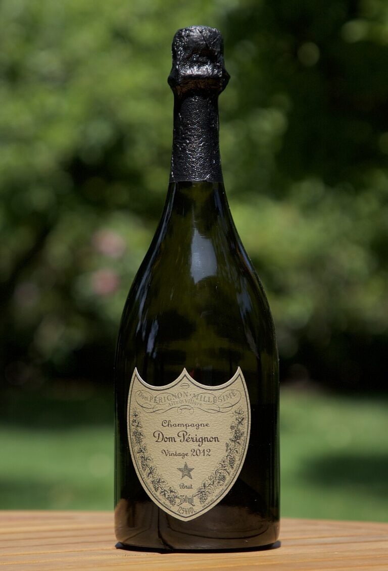 Lahev šampaňského Dom Perignon. Dobrou chuť!