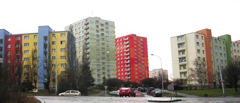Postupně se panelové domy začaly více odlišovat, třeba barvou. Foto: ŠJů/Creative Commons/Public Domain