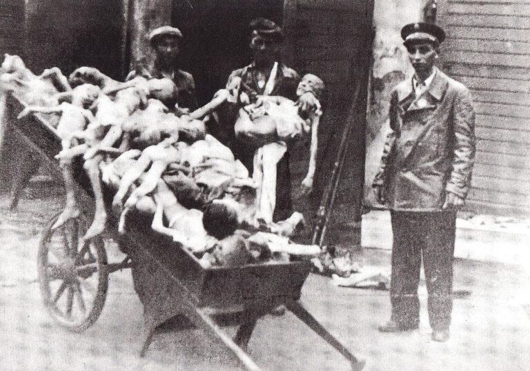 V letech 1940–42 zemřelo v ghettu přibližně 92 000 lidí, především hladem, zimou a nemocemi