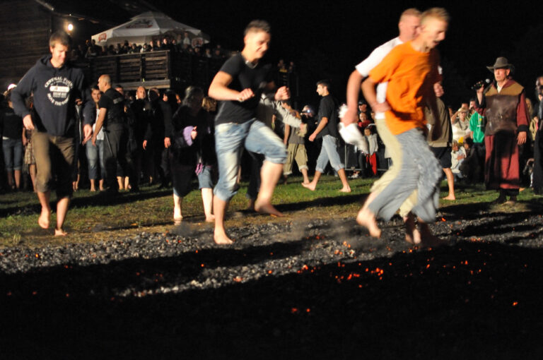 Chůze po žhavém uhlí je oblíbenou součástí festivalů, teambuildingových aktivit i zábavy v dovolenkových destinacích.