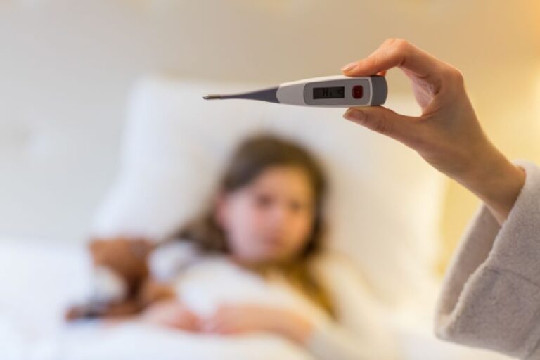 Za pár vteřin zjistíme, jestli máme naše dítě horečku. Foto: Magnific