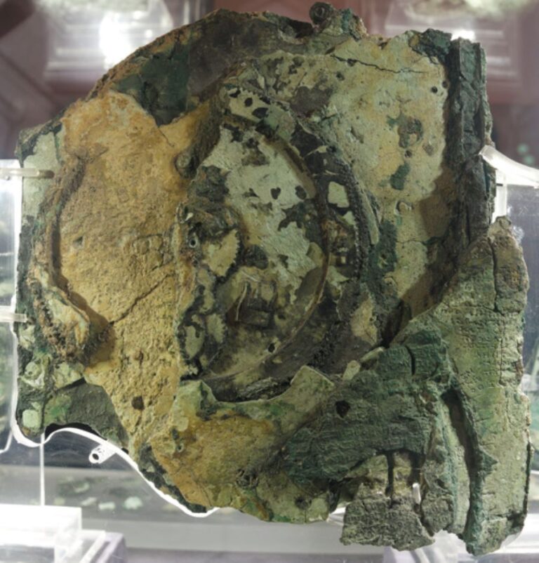 Fragment A (zadní část) mechanismu z Antikythéry. Mechanismus se skládá ze složitého systému 32 kol a desek s nápisy vztahujícími se ke znamením zvěrokruhu a měsícům. Stále je předmětem zkoumání. Foto: Long Taddy/Creative Commons/CC BY-SA 4.0