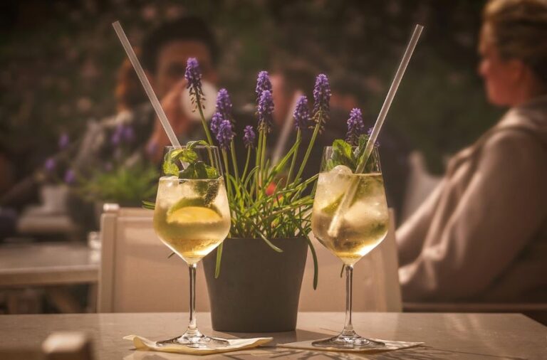 Pít nápoj brčkem je elegantní i praktické. Foto: Pixabay