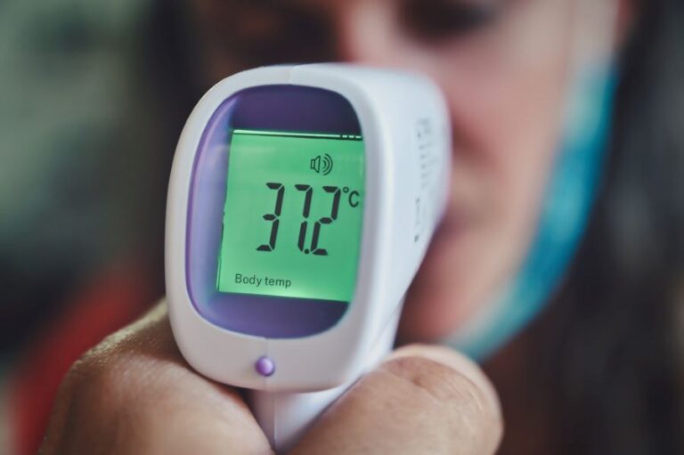 Za pár vteřin zjistíme, jestli máme naše dítě horečku. Foto: Magnific