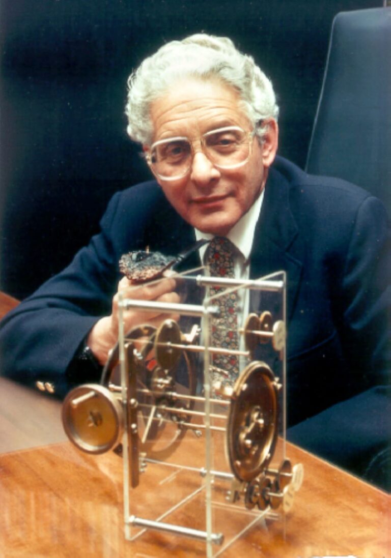 Britský fyzik Derek J. de Solla Price (1922–1983) s modelem mechanismu z Antikythery. Také on se proslavil jeho pečlivým studiem. Foto: Artistsmarket at English Wikipedia/Creative Commons/Public Domain