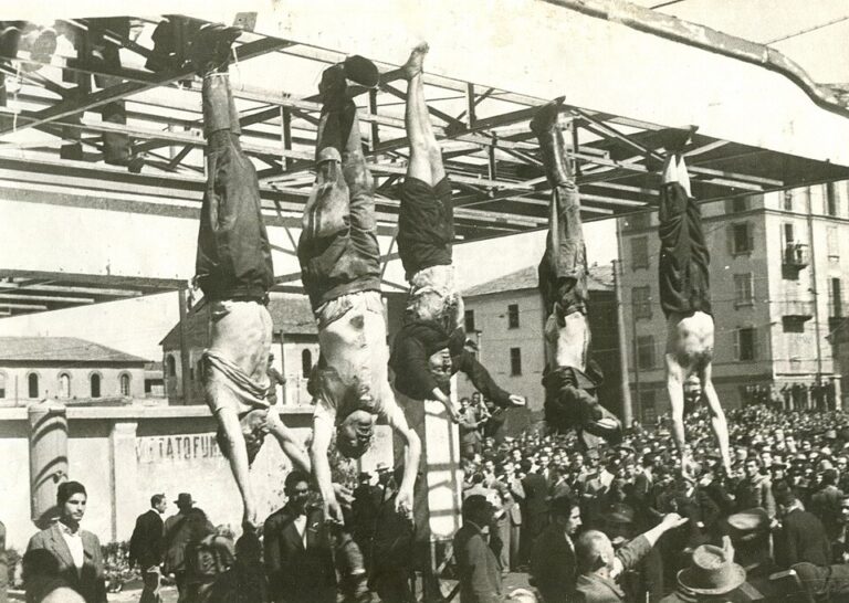 Léta buduje Mussolini svou image, a pak ho zavěsí na čerpací stanici.