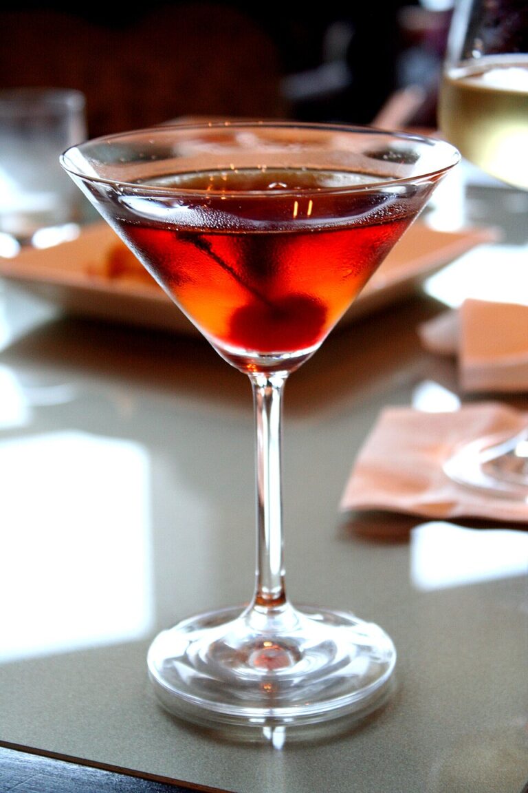 Manhattan se skládá z 5 centilitrů americké whiskey, 2 centilitrů červeného vermutu a několika střiků koktejlových bitters.