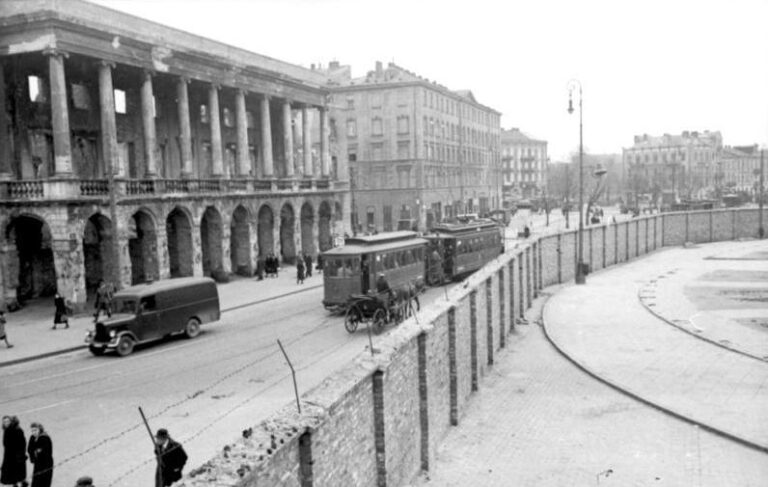 Od zbytku Varšavy odděluje ghetto vysoká zeď.