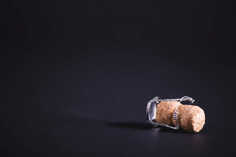 Korkový špunt musí odolat vnitřnímu tlaku, a proto se postupně přidává provázek a později drátěný košíček, takzvaný muselet. Foto: Magnific