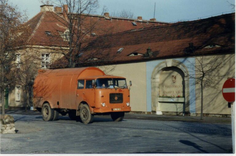 Oranžové popelářské vozy Škoda 706 RT Bobr brázdí pražské ulice už od sedmdesátých let