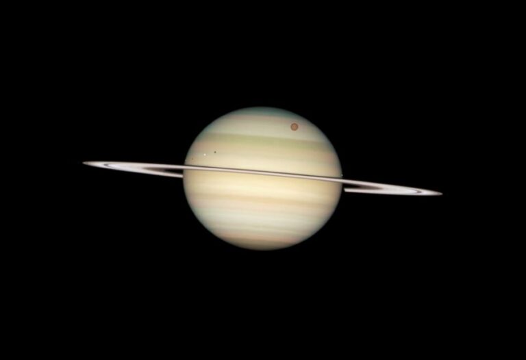 Saturn má velmi nízkou hustotu. Foto: NASA, ESA and the Hubble Heritage Team (STScI/AURA)/CreativeCommons/CC BY-SA 4.0