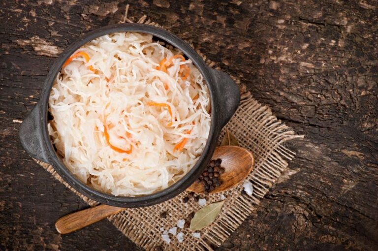Kvašené zelí je skvělou pochoutkou, fermentace využívá práci užitečných mikroorganismů. Foto: Magnific
