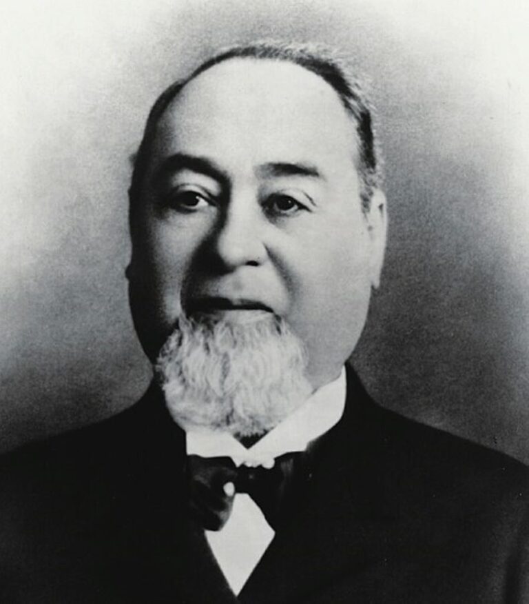 Levi Strauss získá společně s Jacobem Davidem patent na nezničitelné kalhoty s nýty. Současně zakládá módní gigant existující dodnes. Foto: Neznámý – https://modaspot.abril.com.br/wp-content/galeria/jeans-levi039s/levi-strauss-1873-div.jpg/ Creative Commons/Public Domain