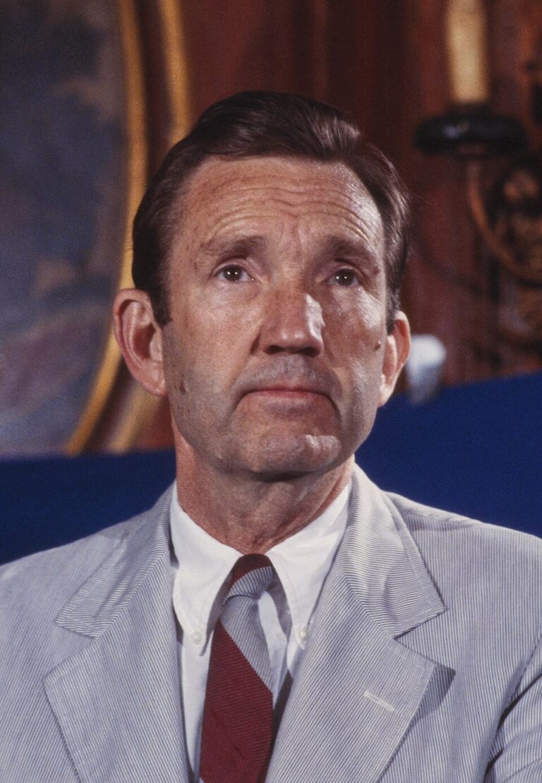 Clark kdysi působí ve službách vlády USA, poté se postaví na druhou stranu barikády.