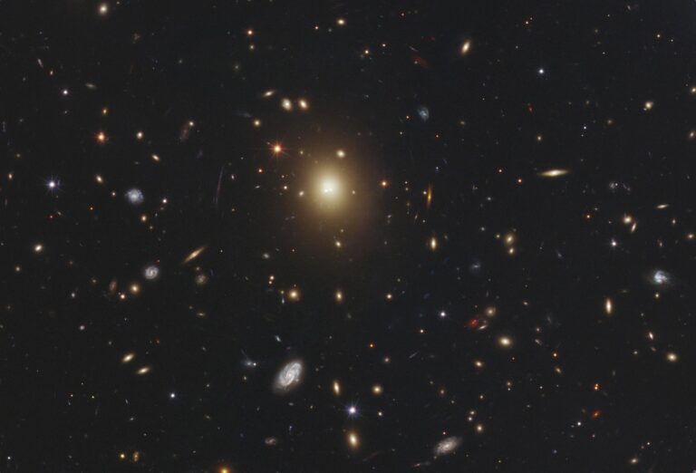 Z galaxie Abell 2261 BCG utekla černá díra. Kde teď číhá?