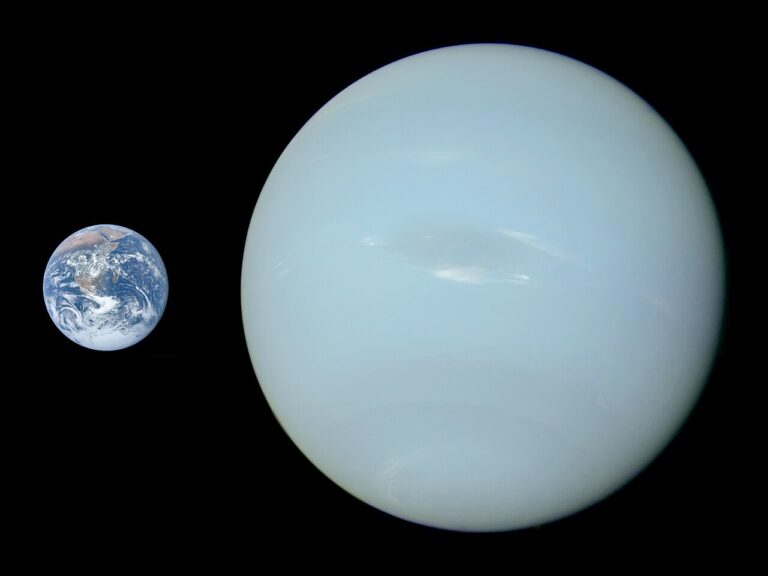 V porovnání s naší planetou je Neptun skutečný obr.
