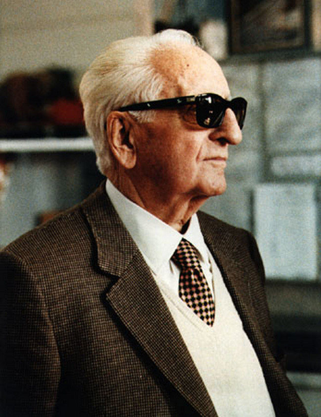Enzo Ferrari v době, kdy už nezávodí, jen na závody dohlíží.
