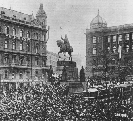 28. října český lid jásá v ulicích a ničí vše, co připomíná Rakousko-Uhersko.