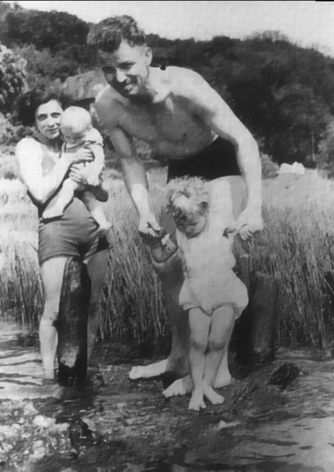 Cela rodina Augusta Landmessera se pro věčné perzekuce sejde jen na jedné fotografii.